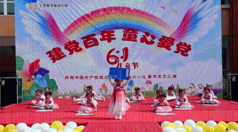 宋茜晒胶片质感随拍 白色抹胸背带裤赛博复古